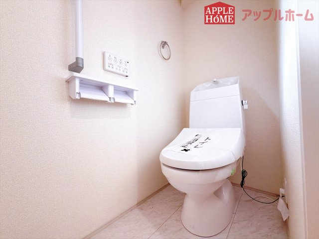 [新築住宅] 深谷市稲荷町北 第3 全3棟のトイレ|白を基調とした清潔感のある明るい空間。温水洗浄便座付きで、毎日快適・清潔に使用できます。操作しやすい壁面リモコンを採用しています。