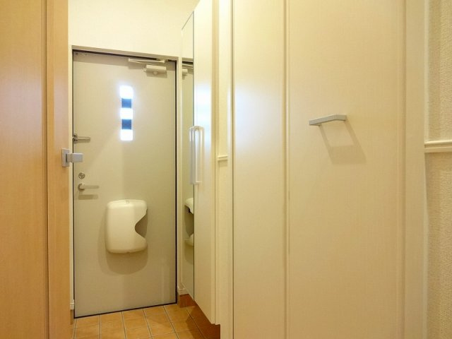 サニーテラスの玄関|収納もある玄関です