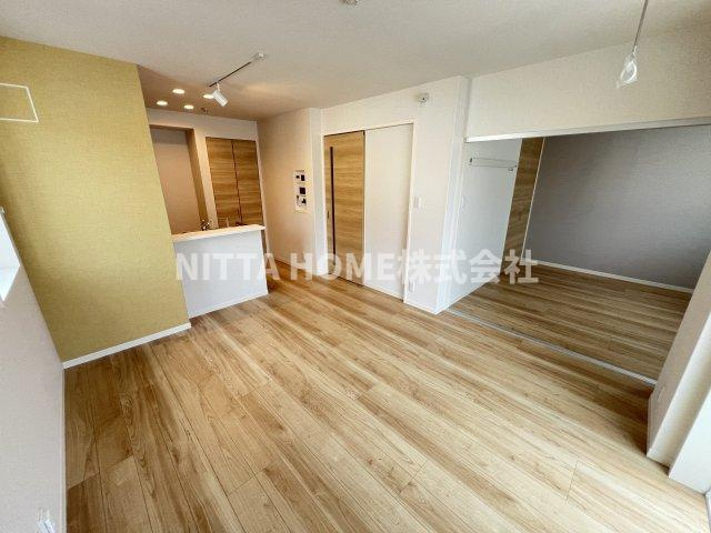 シャーメゾン南田辺の内装|アクセントクロスがお洒落なフローリング◇
