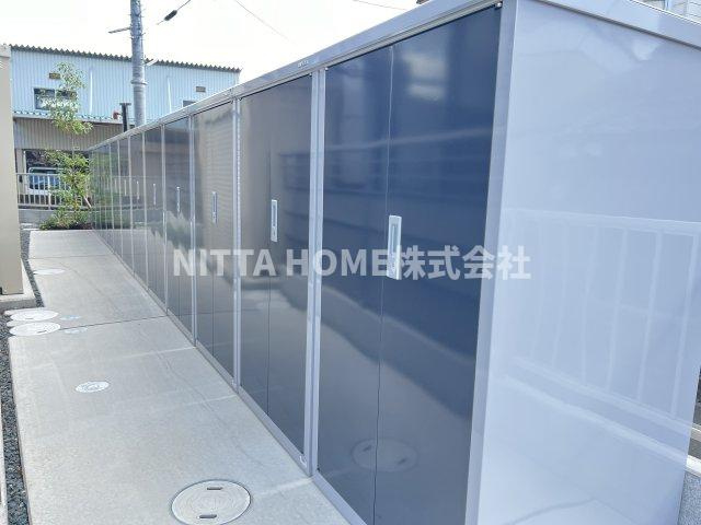 シャーメゾン南田辺のエントランス|外部物置が各部屋に一戸付いています＊