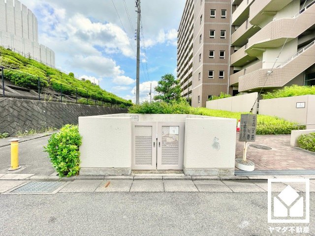 京阪東ローズタウン･ファインガーデンあゆみヶ丘Ｅ棟の外観