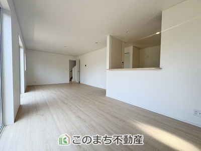 【居間・リビング】 | 古河市五部第1　2号棟 | 窓が多く明るいリビングスペース☆ご家族の団らんを明るい日差しがが照らします☆
