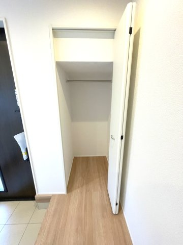 岡山市中区江並　戸建ての玄関|玄関横にも収納スペースがあります。