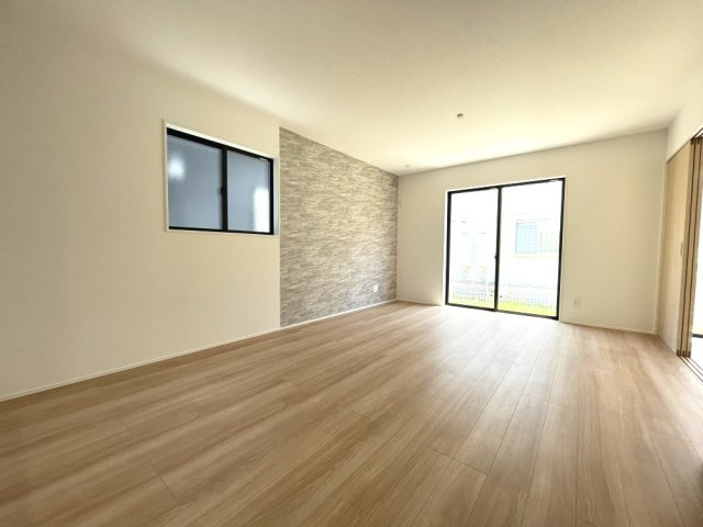 岡山市中区江並　戸建ての居間・リビング|約17.5帖のリビングダイニングです。