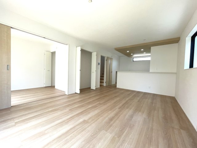 岡山市中区江並　戸建ての居間・リビング|開放感のある約17.5帖のリビングダイニングです。
