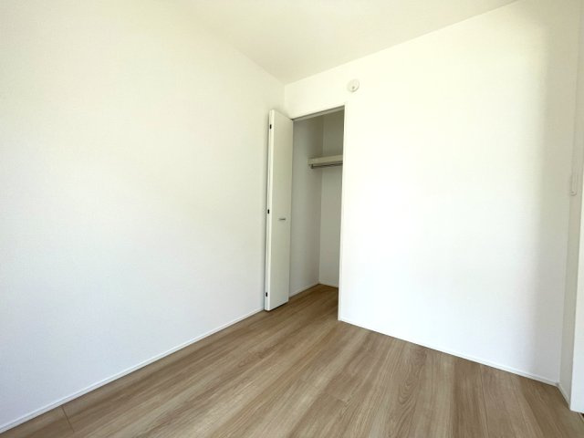 岡山市中区江並　戸建ての洋室|リビング横約3.7帖の洋室です。