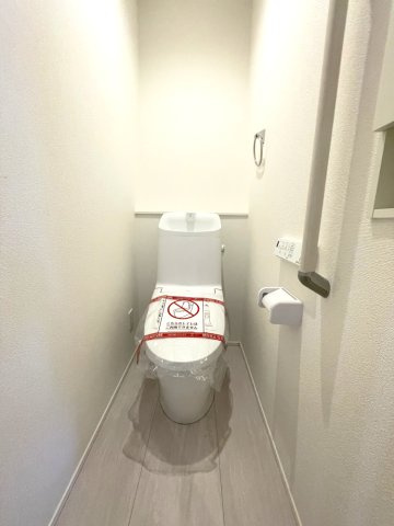岡山市中区江並　戸建てのトイレ|1階トイレの様子です。
