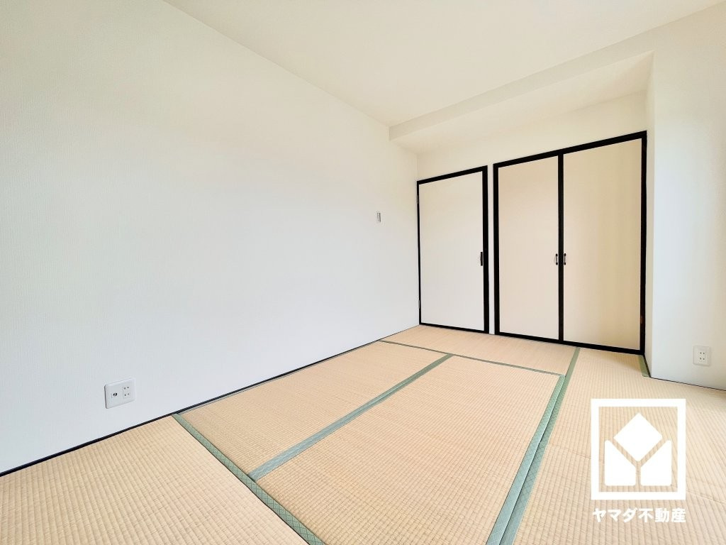 コボリマンション甲東園の和室|約6帖の上階（3階部分）和室です。陽光がたっぷり差し込む洗練された和の空間。温かみのある畳のスッキリとしたデザインが、暮らしを心地よく彩ります。