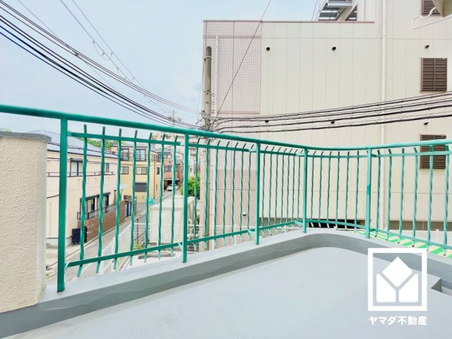 コボリマンション甲東園のバルコニー|下階（2階部分）北向きバルコニー・上階（3階部分）西向きバルコニーで風通し良好。バルコニーが2か所ございますので、お洗濯物をたっぷりと干す事ができます。