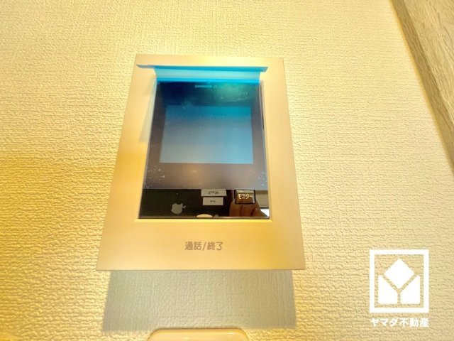コボリマンション甲東園の防犯設備|突然の来訪時にも防犯面で心強いモニター付きインターホンを設置。お留守番中のお子様も、室内からスムーズに相手の確認ができます。