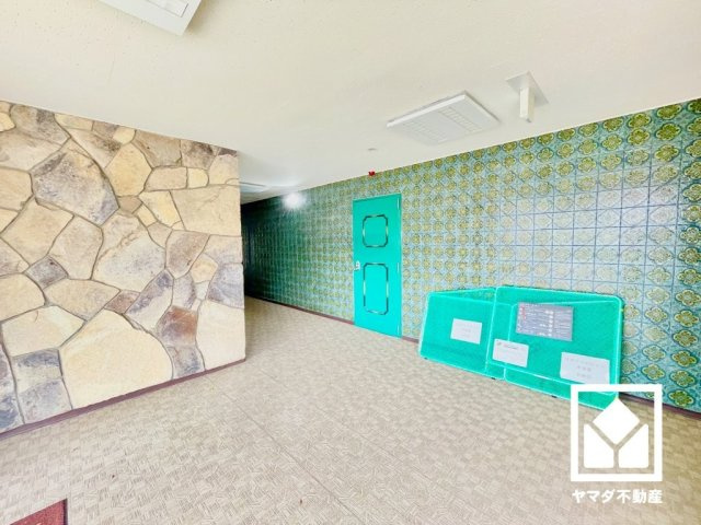 コボリマンション甲東園のエントランス|広々とした明るいエントランスです。すっきりとした印象で、帰宅時や来客時にも気持ちの良い空間です。