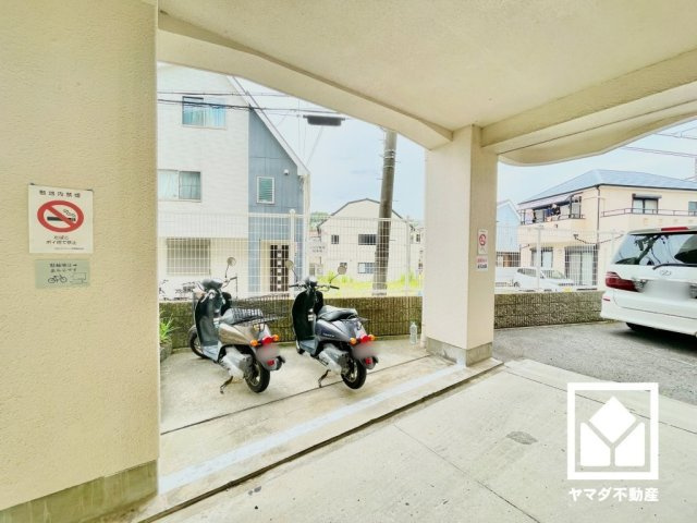 コボリマンション甲東園の駐輪場|バイク置き場も備えています。平置きタイプで出し入れがしやすい設計です。