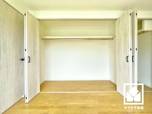 コボリマンション甲東園の収納|新たに家具を買わなくても良いので、ハンガーパイプ付きのクローゼットは嬉しいですね。