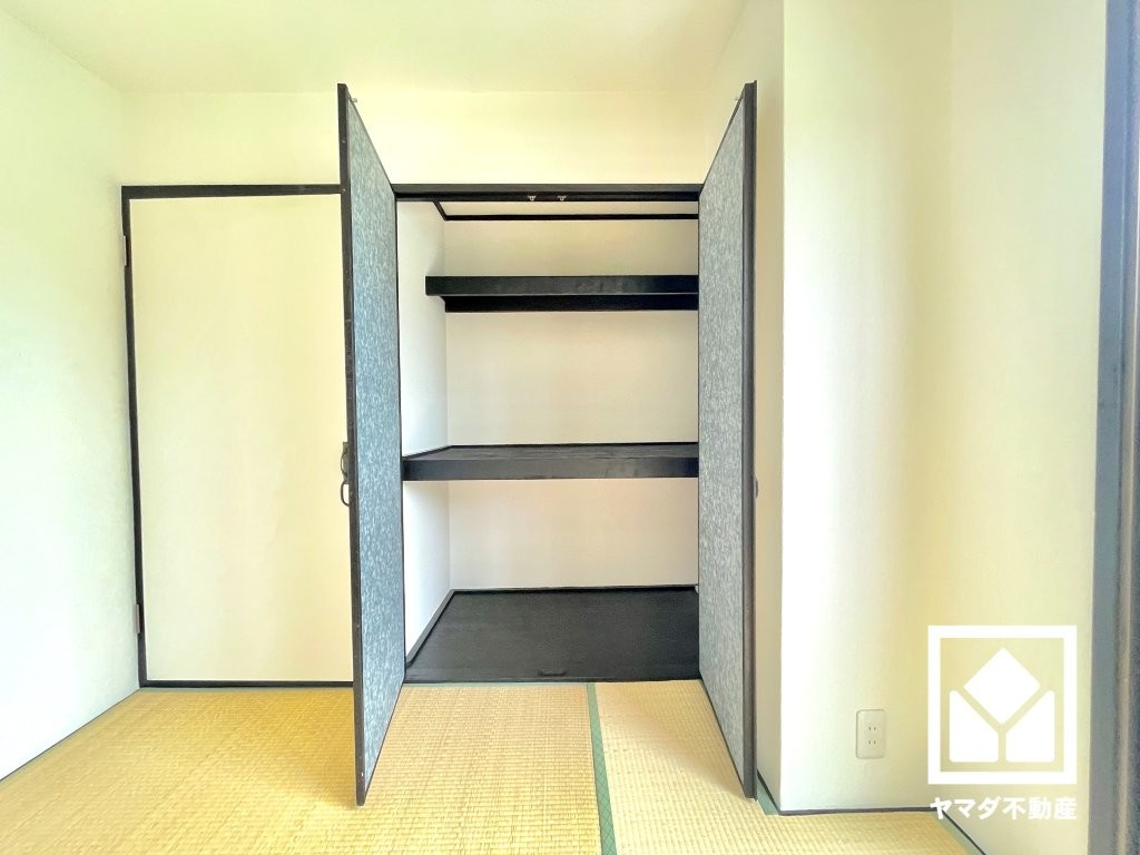 コボリマンション甲東園の収納|穏やかな暮らしを支える、豊かな収納。押入にはお客様用の座布団や寝具なども収納可能です。