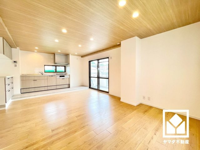 コボリマンション甲東園の居間・リビング|広々17帖のLDKが魅力。家族全員がリラックスできる、ゆったりとした快適リビングで温かい団らんの時間を。