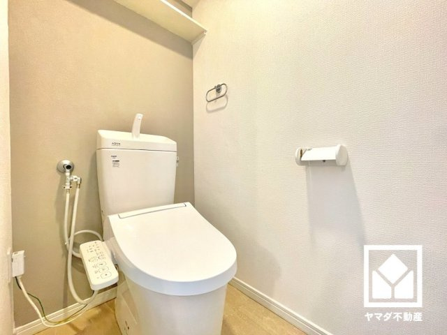 コボリマンション甲東園のトイレ|明るく清潔感溢れるトイレです。温水洗浄便座付きで、季節を問わずいつでも温かい便座をお使いいただけます。