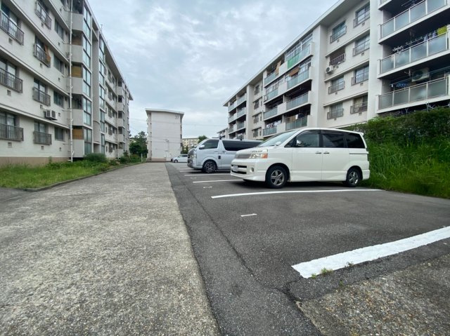狩口台住宅42号棟の駐車場