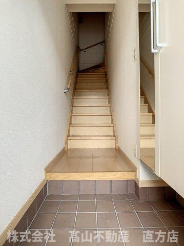 直方市大字下境のアパートの玄関