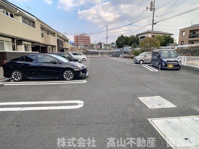 直方市大字下境のアパートの駐車場