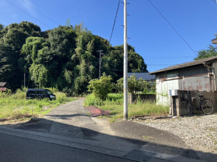 「築浅×2階リビング」高知市春野町西分　中古一戸建ての前面道路含む現地写真|周囲には自然が広がり、高い建物がなく開放感があります。