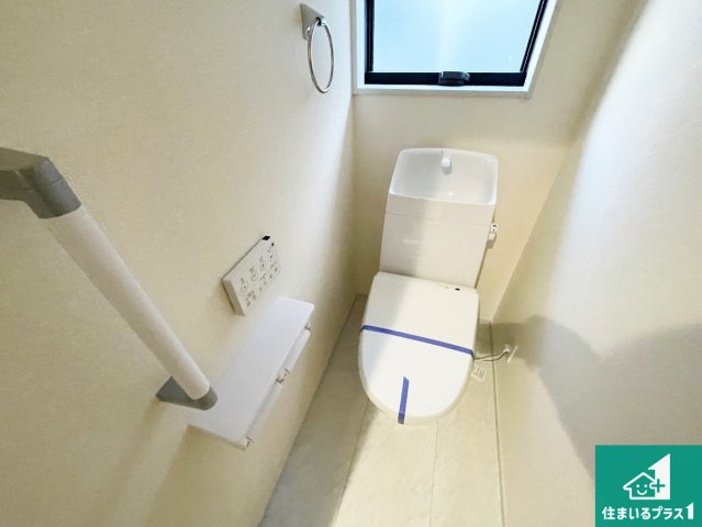 ■西宮市五月ケ丘　第2期　新築一戸建てのトイレ|1・2階の2ヶ所にあるので、朝の忙しい時間の順番待ちもなく、深夜の利用にも大変便利です。