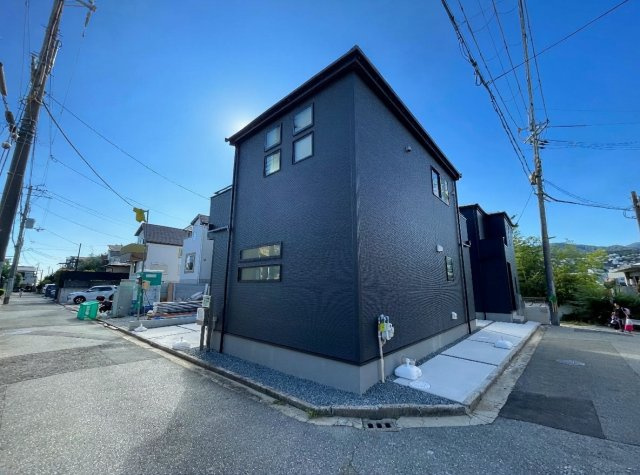 ■西宮市五月ケ丘　第2期　新築一戸建ての前面道路含む現地写真|周辺は閑静な住宅街！前面道路広々で車の出し入れも便利です。駐車が苦手な方でも安心して車庫入れできます！