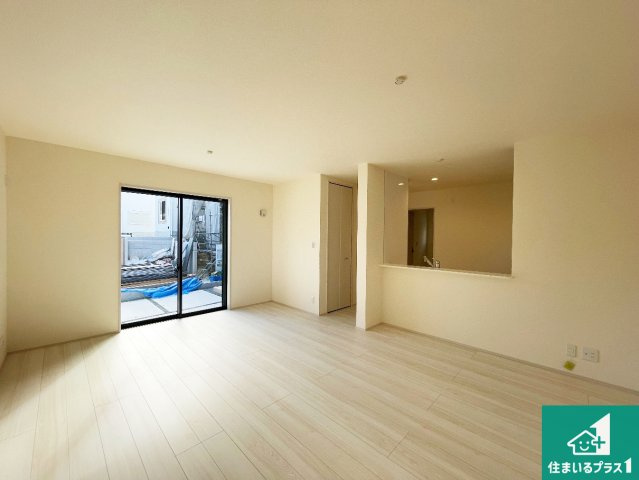 ■西宮市五月ケ丘　第2期　新築一戸建ての居間・リビング|シンプルなリビングは、観葉植物等のインテリアを楽しめますね！パパ好みにも、ママ好みにも家具次第で雰囲気を変えることができます！