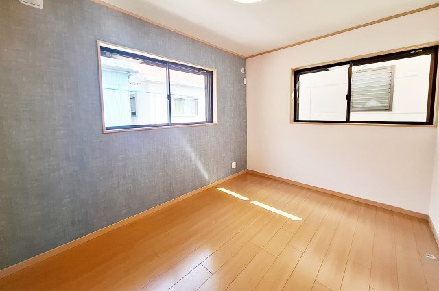 堺市西区鳳西町2丁の子供部屋|洋室2：クロスを貼替えるなどリフォーム済み。