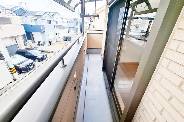 堺市西区鳳西町2丁のバルコニー|バルコニー：南西向きの引き回しバルコニーで日当り良好。