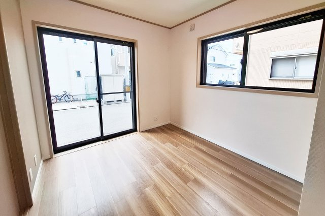 堺市西区鳳西町2丁の居間・リビング|LDK：南西向きの窓があり明るい空間。