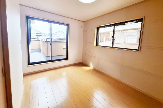 堺市西区鳳西町2丁の寝室|洋室1：南西向きバルコニーに面した明るいお部屋です。