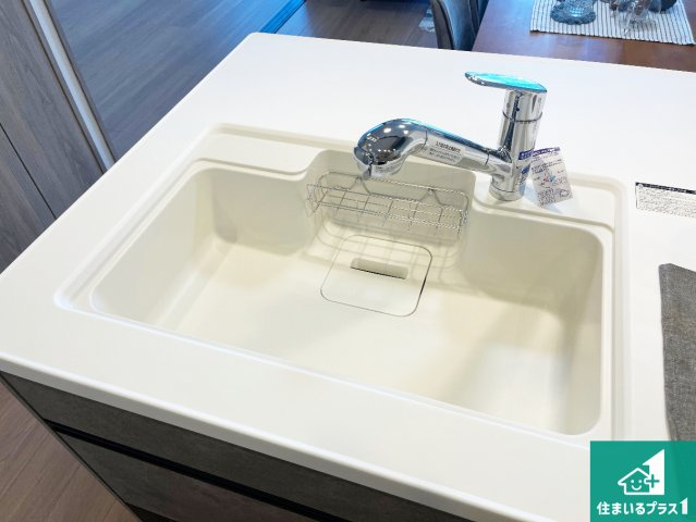 グレーシィ須磨アルテピアIII番街　1期棟の設備|蛇口の先端に浄水器を内蔵しています！原水と浄水、お湯と冷水、シャワーの切替えがワンタッチなので用途によって使い分けられます。