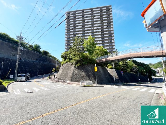 グレーシィ須磨アルテピアIII番街　1期棟の外観|周辺は閑静な住宅街！前面道路広々で車の出し入れも便利です。駐車が苦手な方でも安心して車庫入れできます！