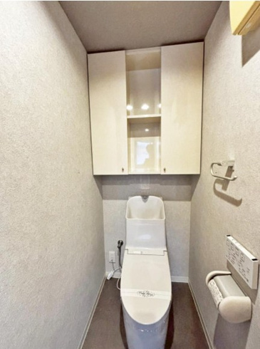 温水洗浄便座付トイレは温水洗浄機能により、暖かい水でおしりを洗浄することができ、冷たい水を使う従来の便座に比べ、温水洗浄機能で暖かいトイレを提供し、快適な使用を可能にします。
