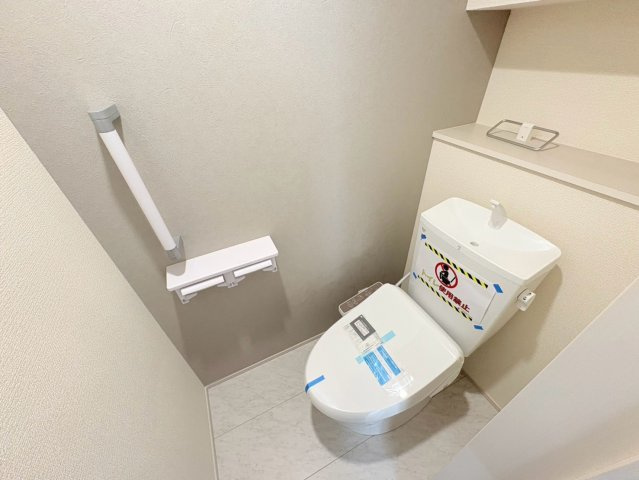 リーブルガーデン　羽島郡岐南町平島第1　全4区画分譲の独立洗面台|洗面化粧台 幅 750mm、軽く割れにくい洗面ボールと場所をとらないコンパクト設計の本体キャビネットです。
ミラー扉の内側は全て収納スペースです。リフトアップシャワーを採用し両手が自由に使えます