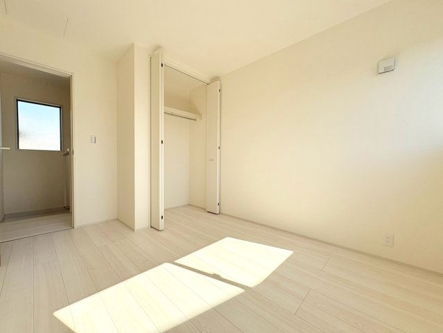 リーブルガーデン　羽島郡岐南町平島第1　全4区画分譲の寝室|すべての居室にはたっぷり収納できる大型のクローゼット、各室に２４時間換気システムを設置しています。
排気ファンから低風量で24時間強制排気し、家の中の空気をいつも新鮮に保ちます。
