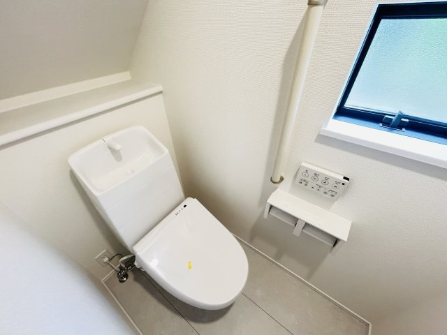 新築　前橋市朝日が丘町　Heartful　Town　１号棟のトイレ|現地写真　節水タイプのウォシュレット付きトイレ、水道料節約に一役買います！

