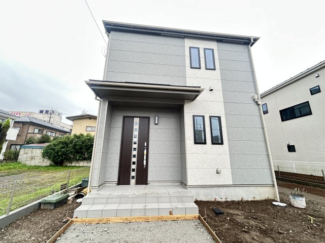 新築　前橋市朝日が丘町　Heartful　Town　１号棟の玄関|現地写真　ポストと一体型のTVモニターホンでセキュリティ安心！
