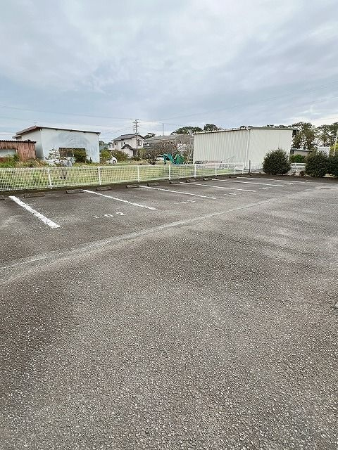 ニューエントピアの駐車場