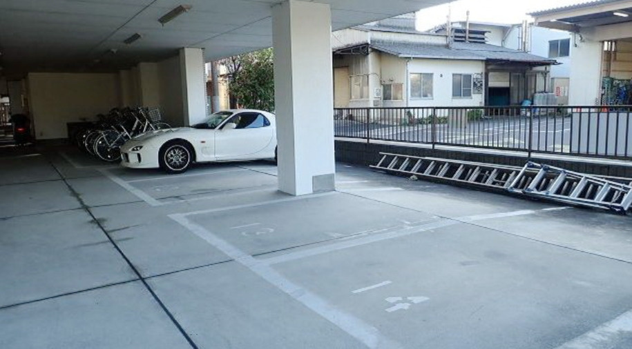 コモクレッセの駐車場