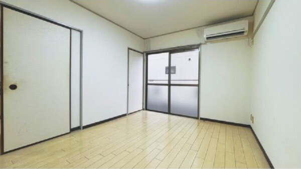 ファミール鈴木の居間・リビング|別部屋反転間取の写真となります。参考にご覧くださいませ。