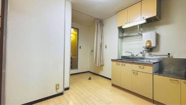 ファミール鈴木のキッチン|別部屋反転間取の写真となります。参考にご覧くださいませ。