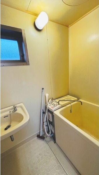ファミール鈴木の浴室|別部屋反転間取の写真となります。参考にご覧くださいませ。