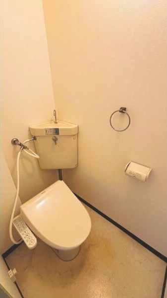 ファミール鈴木のトイレ|別部屋反転間取の写真となります。参考にご覧くださいませ。