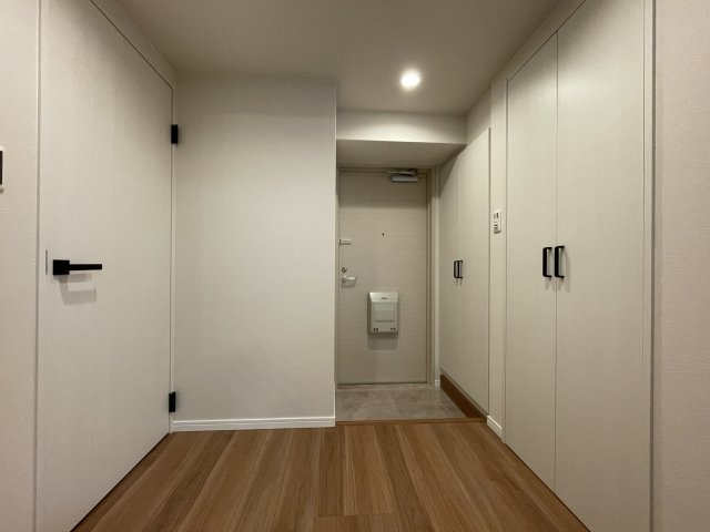 ヴェルディ宇品東の玄関|玄関収納はトールタイプで沢山しまえます。ナチュラル、カジュアルで明るい内装です。
