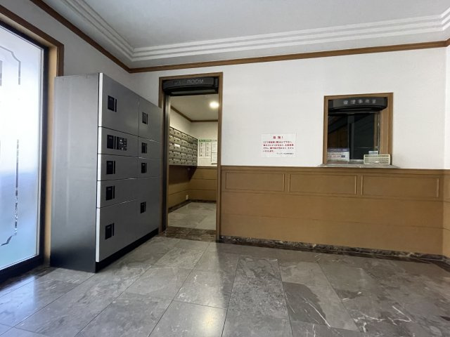 ヴェルディ宇品東のその他共用部分|（エントランスホール）日勤管理のマンションです。通販でのお買い物に便利な宅配ボックスも完備しています