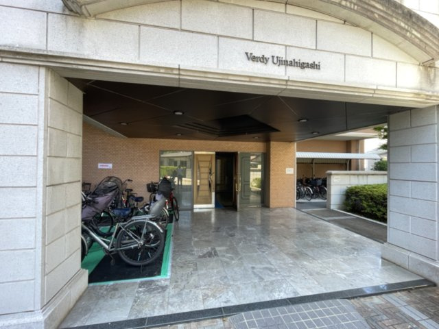 ヴェルディ宇品東のその他共用部分|安心のオートロック。道路から長いアプローチの先にエントランスがあり、落ち着いて暮らせる住環境です。