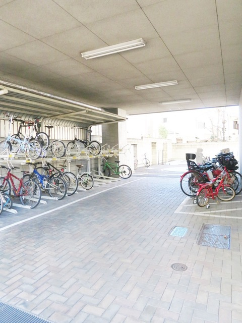 グランジャハイツのその他共用部分|屋根付きの駐輪場です☆
