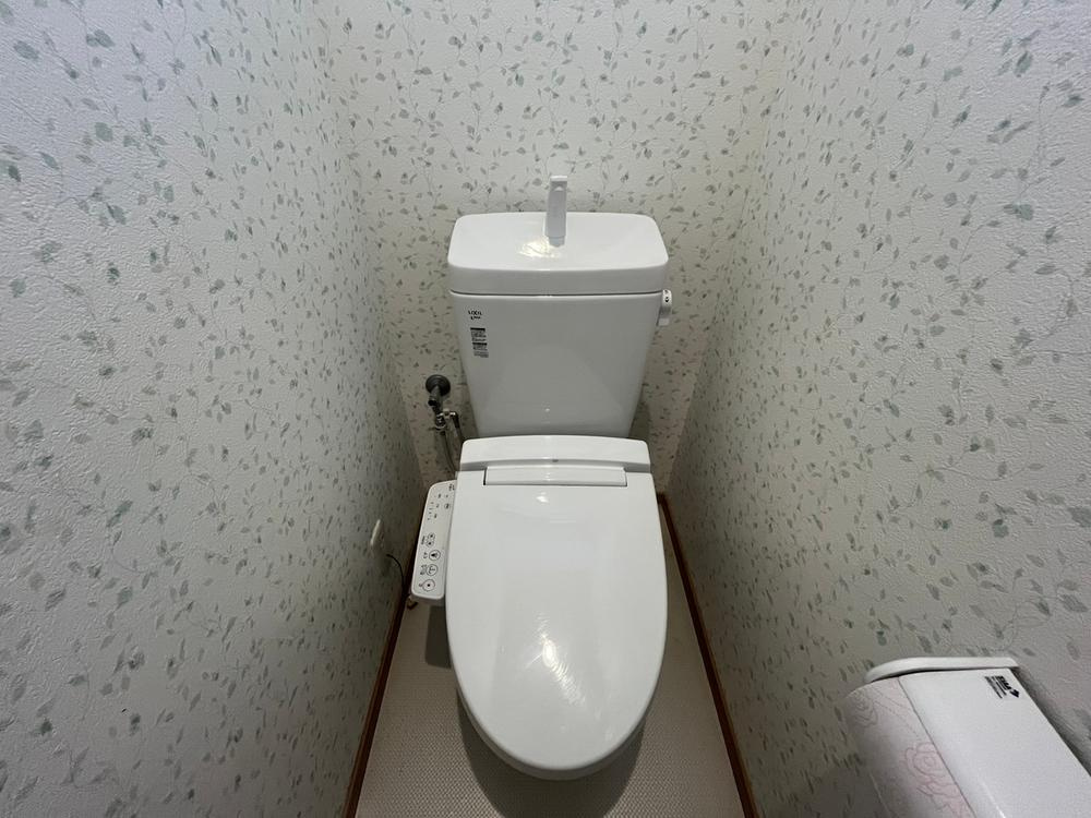 倉治3丁目　中古一戸建てのトイレ|温水洗浄便座
■物件内覧・資金計画相談・住宅ローン相談、リフォーム相談、お問合せ受付中■
※当日・翌日のご内覧、ご相談はお電話でのお問合せがスムーズです！