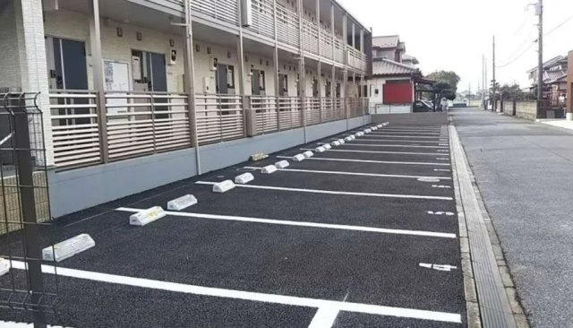 クレイノあんてれっせの駐車場